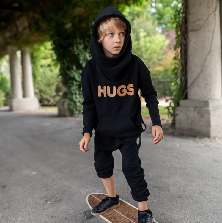 bluza-hugs-czarna-2.jpg